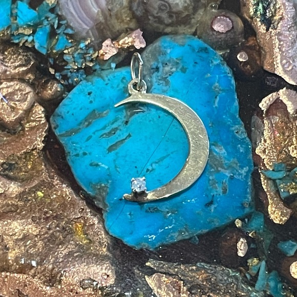 14K Yellow Gold Crescent Moon with Diamond Accent 🌙✨ - Picture 4 of 8
